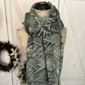 Greeen scarf with Polynesian design